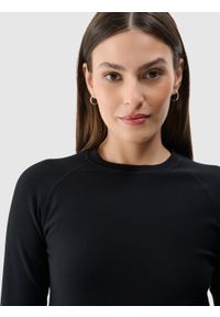 4f - 4F Longsleeve gładki bezszwowy damski - czarny M/L. Okazja: na co dzień. Typ kołnierza: kołnierzyk stójkowy. Kolor: czarny. Długość: długie. Wzór: gładki. Materiał: dzianina, syntetyk, materiał, skóra, prążkowany, elastan. Długość rękawa: długi rękaw. Sezon: lato. Styl: wizytowy, sportowy, casual