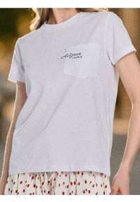 Sinsay - Bawełniana koszulka z haftem - biały. Kolor: biały. Materiał: bawełna. Wzór: haft