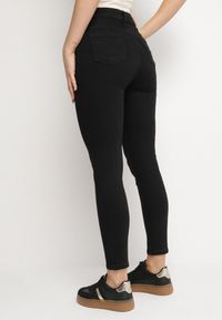Born2be - Czarne Jeansy z Wiskozą i Bawełną o Kroju Slim z Wysokim Stanem Vallirne. Okazja: na co dzień. Stan: podwyższony. Kolor: czarny. Styl: sportowy, casual, elegancki #3