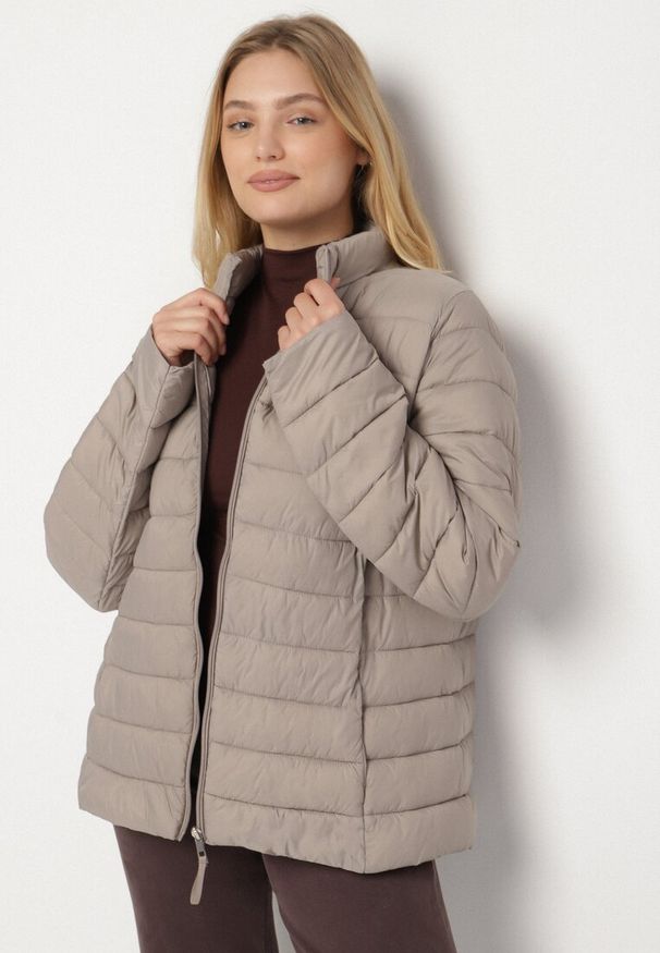 Born2be - Beżowa Pikowana Kurtka o Prostym Kroju z Niską Stójką Zeniva. Okazja: na co dzień, na spacer. Typ kołnierza: kołnierzyk stójkowy. Kolekcja: plus size. Kolor: beżowy. Materiał: dzianina, jeans. Styl: casual