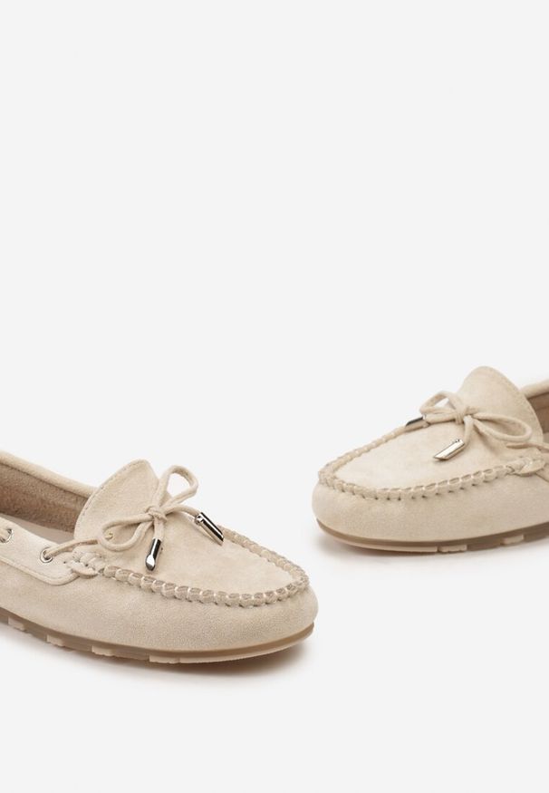 Renee - Beżowe Mokasyny Ozdobione Wiązaniami i Kokardką na Froncie Cimella. Kolor: beżowy. Wzór: aplikacja