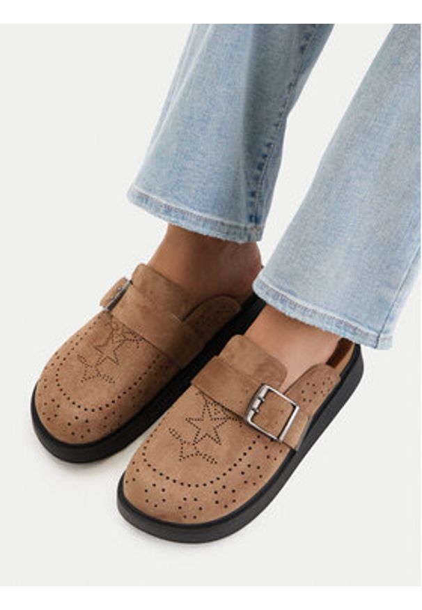 Guess Jeans Klapki EO-HY2T709-3 Beżowy. Kolor: beżowy. Materiał: materiał