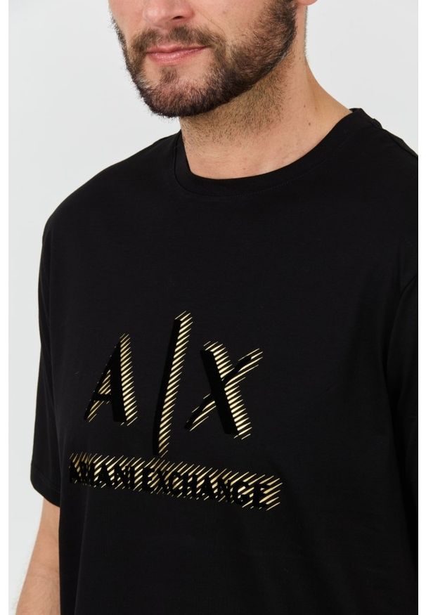 Armani Exchange - ARMANI EXCHANGE Czarny t-shirt ze złotym logo. Kolor: czarny