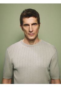 Reserved - T-shirt z dodatkiem CIRCULOSE® - beżowy. Kolor: beżowy. Materiał: wiskoza