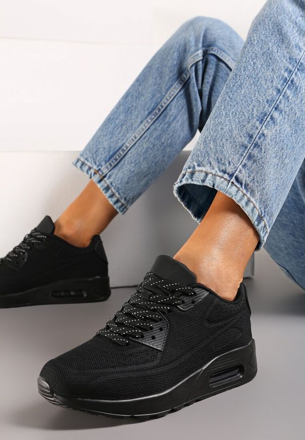 Renee - Czarne Sznurowane Sneakersy na Air Podeszwie Azorilda. Nosek buta: okrągły. Zapięcie: sznurówki. Kolor: czarny. Materiał: materiał. Obcas: na obcasie. Wysokość obcasa: niski