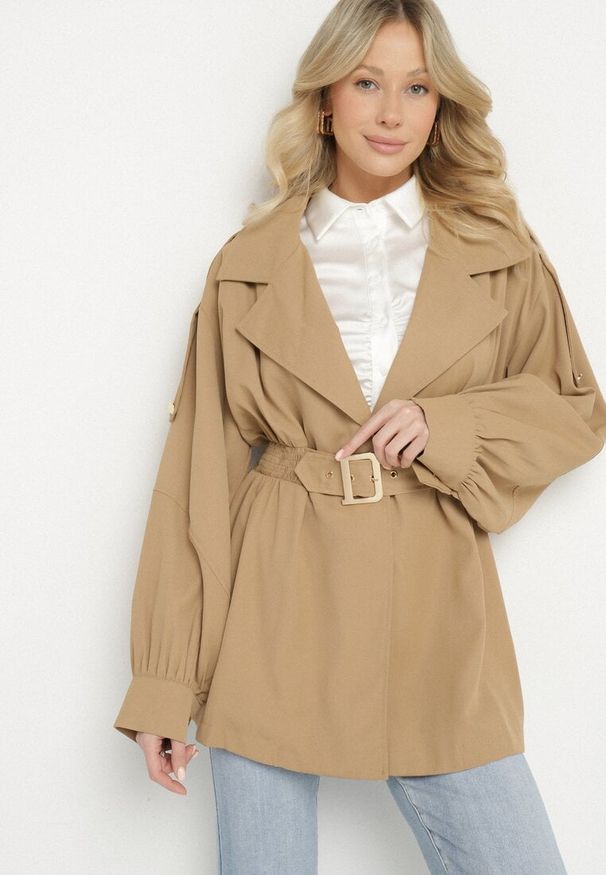 Born2be - Ciemnobeżowy Krótki Płaszcz z Bufiastymi Rękawami i Elastycznym Paskiem z Klamrą Lirenda. Okazja: na co dzień. Kolor: beżowy. Długość: krótkie. Styl: elegancki, casual, klasyczny