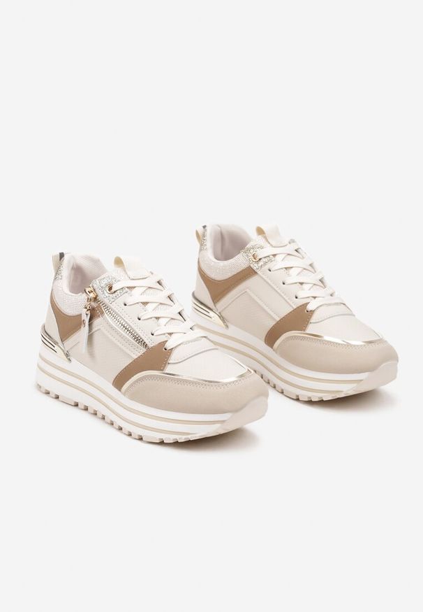 Renee - Beżowe Sneakersy na Platformie z Brokatowymi Detalami i Ozdobnym Suwakiem Mailera. Okazja: na co dzień. Nosek buta: okrągły. Zapięcie: sznurówki. Kolor: beżowy. Materiał: jeans. Wzór: aplikacja. Obcas: na platformie