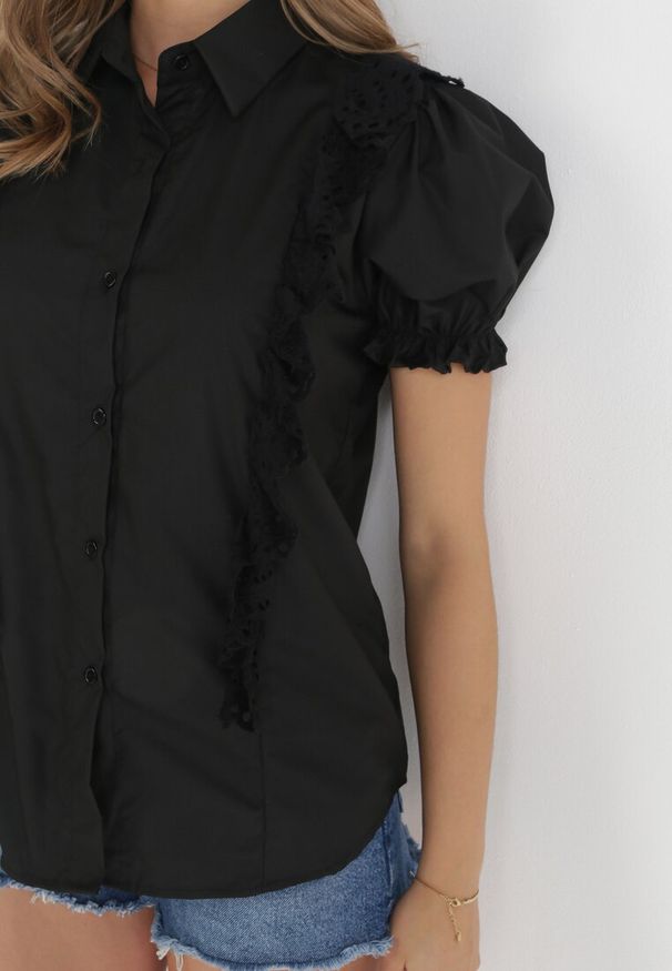 Born2be - Czarna Koszula z Haftowanymi Falbankami Bruchy. Typ kołnierza: kołnierz z falbankami. Kolor: czarny. Długość rękawa: krótki rękaw. Długość: krótkie. Wzór: haft. Sezon: wiosna, lato
