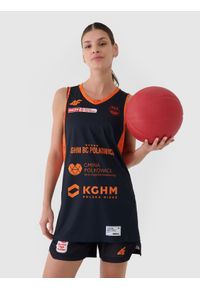 4f - 4F Koszulka meczowa replika wyjazdowa z sezonu 2024/25 damska 4F x MKS Polkowice - multikolor XXL. Typ kołnierza: dekolt w serek. Kolor: wielokolorowy. Materiał: dzianina, włókno, materiał, syntetyk. Wzór: gładki, nadruk, ze splotem. Sport: koszykówka, fitness