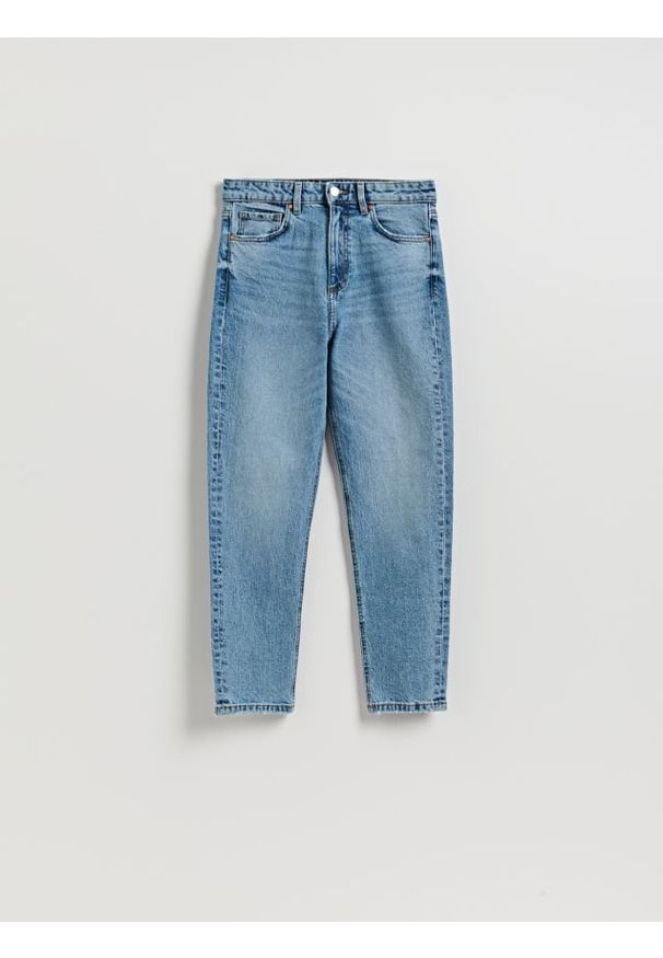Reserved - Jeansy mom fit slim - niebieski. Kolor: niebieski