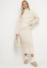 Born2be - Jasnobeżowy Komplet Dzianinowy z Wełną Sweter z Golfem i Ołówkowa Spódnica Falovira. Kolor: beżowy. Materiał: dzianina, wełna. Sport: golf #2