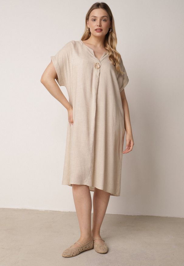 Born2be - Beżowa Pudełkowa Sukienka z Lnem i Wiskozą Zdobiona Metalicznym Guzikiem Phisoth. Okazja: na co dzień, do pracy, na spotkanie biznesowe. Kolekcja: plus size. Kolor: beżowy. Materiał: wiskoza, len. Wzór: aplikacja. Sezon: lato. Typ sukienki: dla puszystych, proste. Styl: casual, biznesowy, elegancki