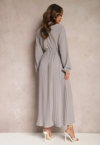 Renee - Ciemnoszara Rozkloszowana Sukienka Maxi Plisowana Wiązana w Pasie Terilla. Kolor: szary. Materiał: materiał. Typ sukienki: koszulowe. Długość: maxi