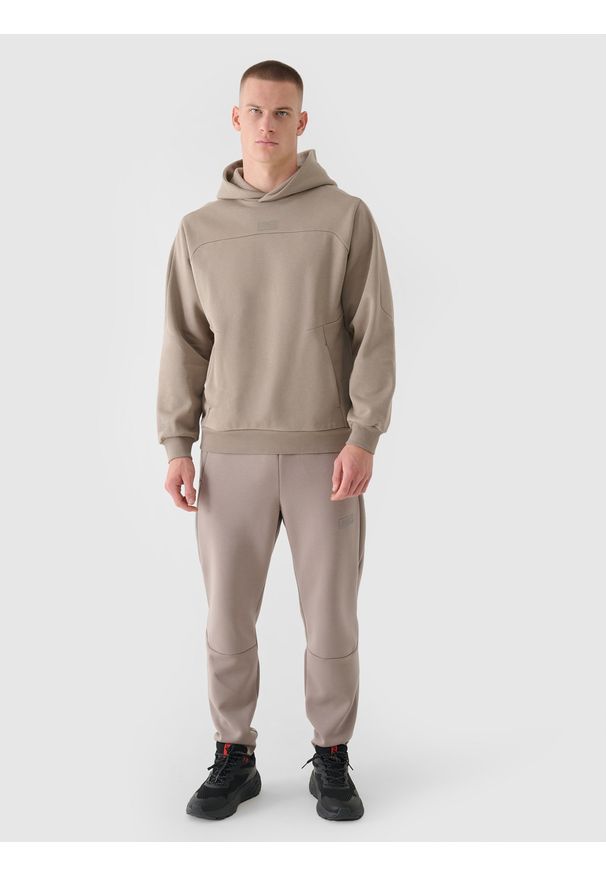 4f - 4F Bluza dresowa nierozpinana z kapturem męska 4F x Robert Lewandowski - khaki S. Okazja: na co dzień. Typ kołnierza: kaptur. Kolor: oliwkowy, wielokolorowy, brązowy. Materiał: dresówka. Długość rękawa: raglanowy rękaw. Wzór: aplikacja, gładki, ze splotem. Styl: sportowy, casual