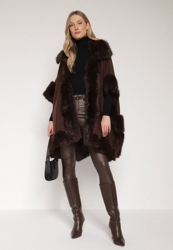 Born2be - Brązowe Ponczo z Wełną i Wiskozą Ozdobione Futerkiem Delatta. Okazja: na co dzień. Kolor: brązowy. Materiał: futro, wiskoza, wełna. Wzór: aplikacja. Styl: casual, elegancki