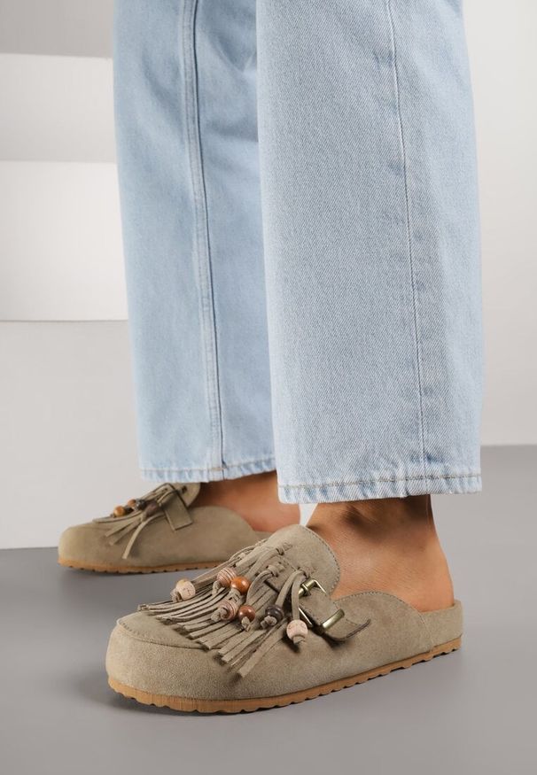 Born2be - Zielone Klapki na Grubej Podeszwie z Frędzlami Klamrami i Koralikami Glysnell. Okazja: na co dzień, do pracy, na spacer. Kolor: zielony. Materiał: jeans. Sezon: lato. Styl: casual, elegancki