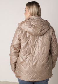 Born2be - Ciemnobeżowa Pikowana Kurtka Przejściowa o Prostym Kroju z Kapturem Vimoris. Okazja: na spacer, na co dzień. Typ kołnierza: kaptur. Kolekcja: plus size. Kolor: beżowy. Materiał: poliester, jeans. Styl: casual, elegancki #2