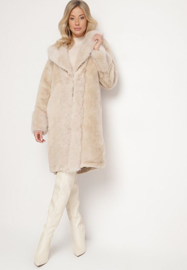 Born2be - Beżowa Długa Kurtka Futro z Wiskozą i Wsuwanymi Kieszeniami Ninnelira. Okazja: na spacer. Kolor: beżowy. Materiał: futro, wiskoza. Długość: długie. Sezon: jesień. Styl: wizytowy, elegancki
