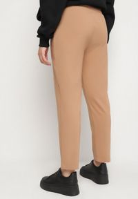 Born2be - Beżowe Spodnie z Bawełny Ozdobione Sznurkiem z Napisem Olemira. Okazja: na co dzień. Kolor: beżowy. Materiał: bawełna. Wzór: aplikacja, napisy. Styl: casual #4