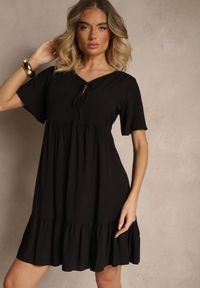 Renee - Czarna Bawełniana Sukienka Rozkloszowana z Wiązaniem przy Dekolcie Mepova. Okazja: na co dzień. Kolor: czarny. Materiał: bawełna. Styl: klasyczny, casual