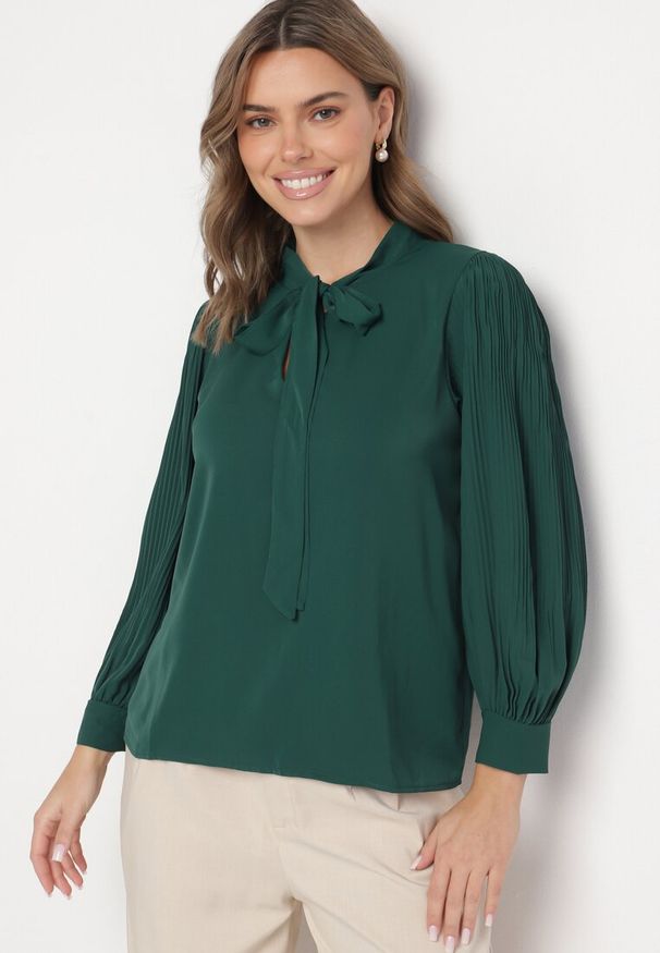 Born2be - Zielona Bluzka z Bufiastymi Rękawami i Wiązaniem przy Szyi Gonithra. Okazja: na co dzień. Kolor: zielony. Materiał: jeans. Styl: klasyczny, casual