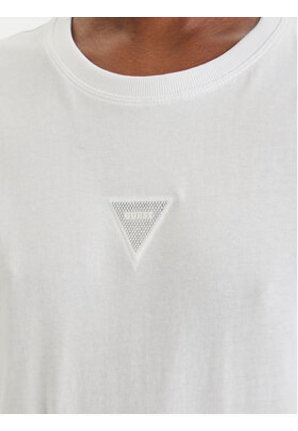 Guess T-Shirt W6GI10 K3025 Biały Regular Fit. Kolor: biały. Materiał: bawełna