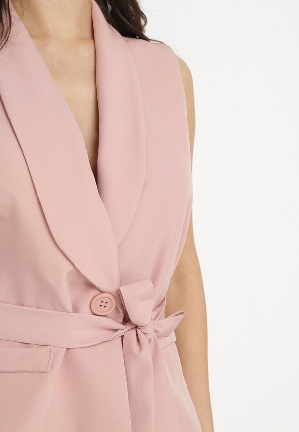 Born2be - Różowa Garniturowa Kamizelka Ozdobiona Paskiem Viviona. Okazja: na co dzień. Kolor: różowy. Wzór: aplikacja. Styl: elegancki, casual, klasyczny