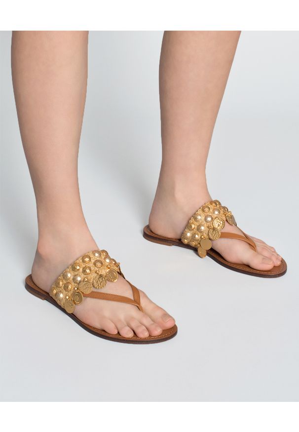 Tory Burch - TORY BURCH - Japonki ze skóry Patos Thong. Kolor: brązowy. Materiał: skóra. Wzór: aplikacja, gładki. Sezon: lato. Styl: elegancki