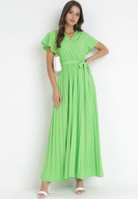 Born2be - Zielona Elegancka Sukienka Maxi w Plisy z Kopertowym Dekoltem i Wiązaniem Thessi. Kolor: zielony. Sezon: lato. Typ sukienki: kopertowe. Styl: elegancki. Długość: maxi #5