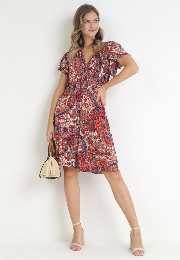 Born2be - Czerwona Kwiecista Sukienka Mini z Gumką w Talii i Krótkimi Rękawami Scillenne. Kolor: czerwony. Długość rękawa: krótki rękaw. Sezon: wiosna, lato. Typ sukienki: kopertowe. Długość: mini