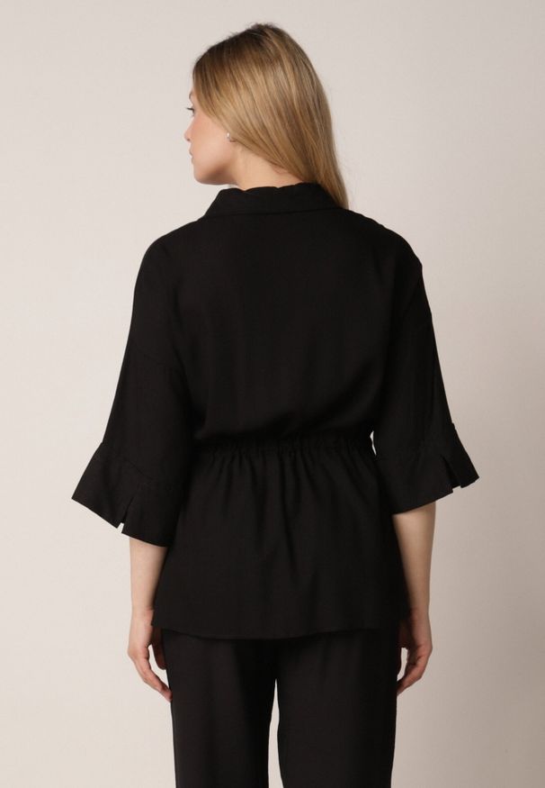 Born2be - Czarna Koszula z Bawełną i Lnem Ozdobiona Wycięciami i Ściągana w Pasie Harwinds. Okazja: do pracy, na co dzień. Kolor: czarny. Materiał: bawełna, len. Wzór: aplikacja. Styl: klasyczny, casual