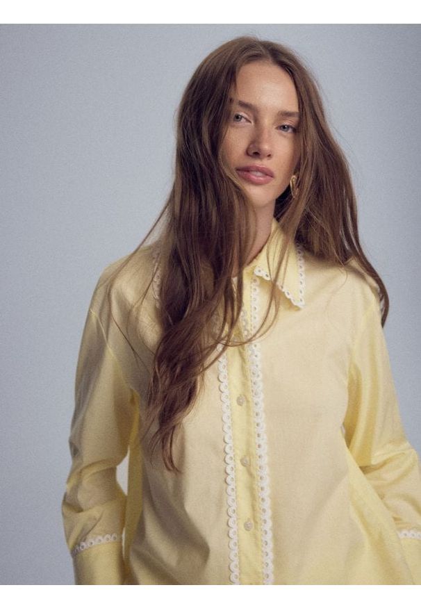Reserved - Koszula z koronką - jasnożółty. Kolor: żółty. Materiał: koronka. Wzór: koronka