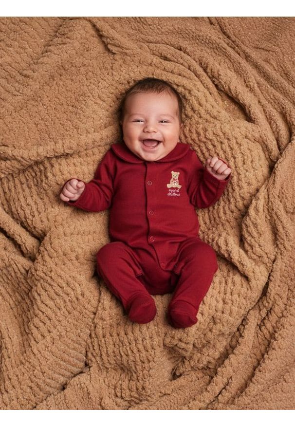 Sinsay - Pajacyk z kołnierzykiem i haftowanym misiem - bordowy. Kolor: czerwony. Wzór: haft