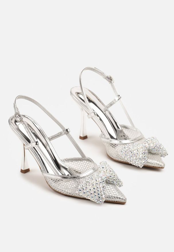 Renee - Srebrne Sandały Siateczkowe Vices na Szpilce Zdobione Kokardą i Cekinami Reandra. Okazja: na studniówkę. Nosek buta: szpiczasty. Zapięcie: pasek. Kolor: srebrny. Wzór: aplikacja. Obcas: na szpilce. Styl: glamour, klasyczny, elegancki
