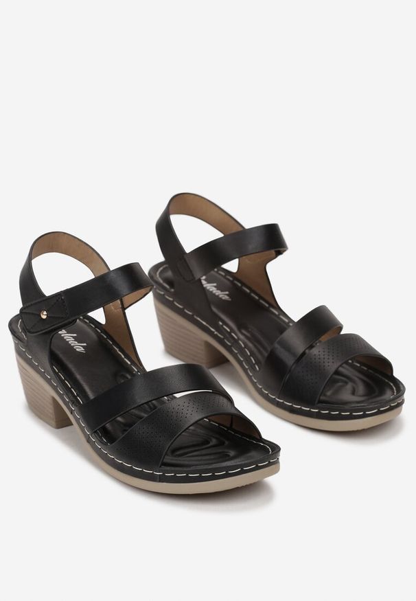 Born2be - Czarne Sandały na Słupkowym Obcasie z Rzepem Maysie. Okazja: na co dzień. Kolor: czarny. Obcas: na obcasie. Styl: casual. Wysokość obcasa: średni