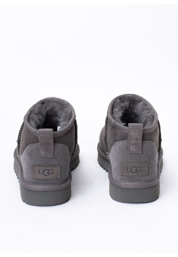 Ugg - UGG W Classic Ultra Mini Buty zimowe damskie szare. Okazja: na plażę. Kolor: szary. Materiał: materiał. Sezon: zima. Styl: młodzieżowy