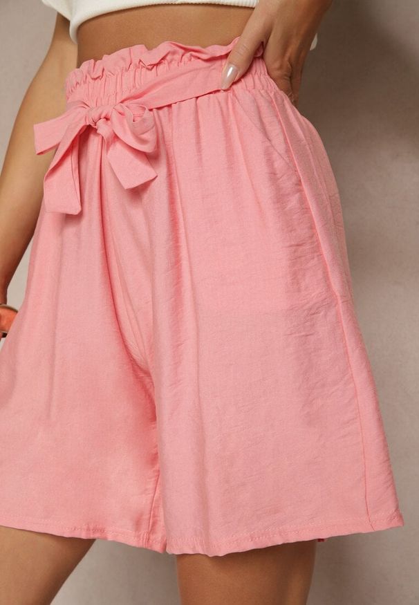 Renee - Różowe Szorty z Wiskozy High Waist Ozdobione Paskiem Lumilirae. Okazja: na co dzień. Stan: podwyższony. Kolor: różowy. Materiał: wiskoza. Wzór: aplikacja. Sezon: lato. Styl: elegancki, casual