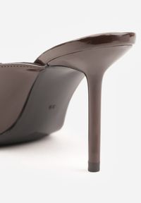 Born2be - Brązowe Lakierowane Klapki na Szpilce z Odkrytym Noskiem Lilyera. Okazja: na co dzień, do pracy. Kolor: brązowy. Materiał: lakier. Obcas: na szpilce. Styl: casual, elegancki #9