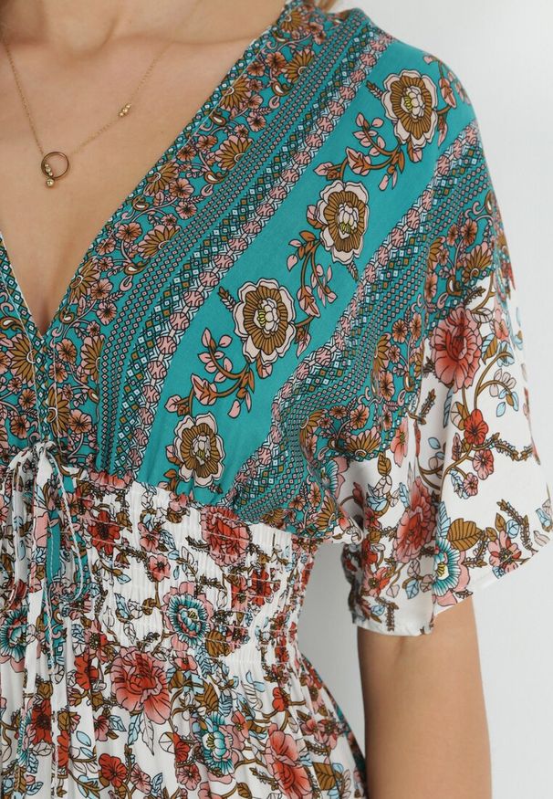 Born2be - Biało-Zielona Sukienka Mini z Wiskozy z Gumkami w Talii z Falbanką Hypalina. Kolor: zielony. Materiał: wiskoza. Długość: mini