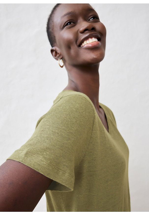 bonprix - T-shirt z czystego lnu. Typ kołnierza: dekolt w serek. Kolor: zielony. Materiał: len. Sezon: lato. Styl: elegancki