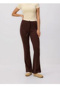 Reserved - Spodnie flare z wiskozą - ciemnobrązowy. Kolor: brązowy. Materiał: wiskoza #1