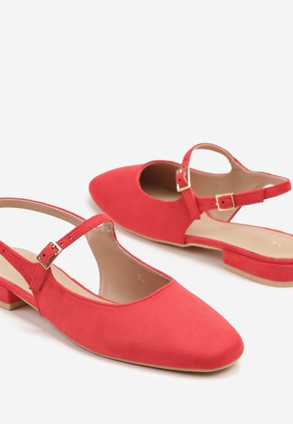 Born2be - Czerwone Sandały Vices ze Skórzaną Wkładką i Paskami z Klamrami Karritis. Okazja: na co dzień. Zapięcie: klamry. Kolor: czerwony. Materiał: skóra. Sezon: lato. Styl: elegancki, casual, klasyczny