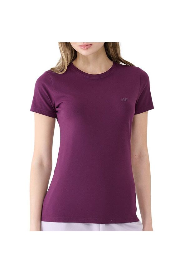 4f - Koszulka damska 4F WSS25TTSHF235150S - fioletowa. Kolor: fioletowy. Materiał: tkanina, bawełna, dresówka, elastan. Długość rękawa: krótki rękaw. Długość: krótkie