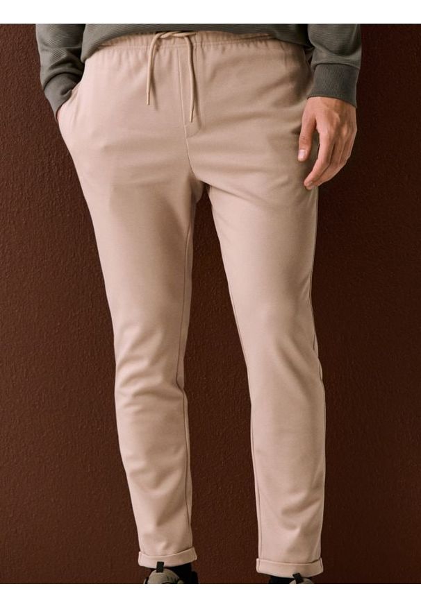 Sinsay - Spodnie dresowe jogger z domieszką wiskozy - beżowy. Kolor: beżowy. Materiał: wiskoza, dresówka