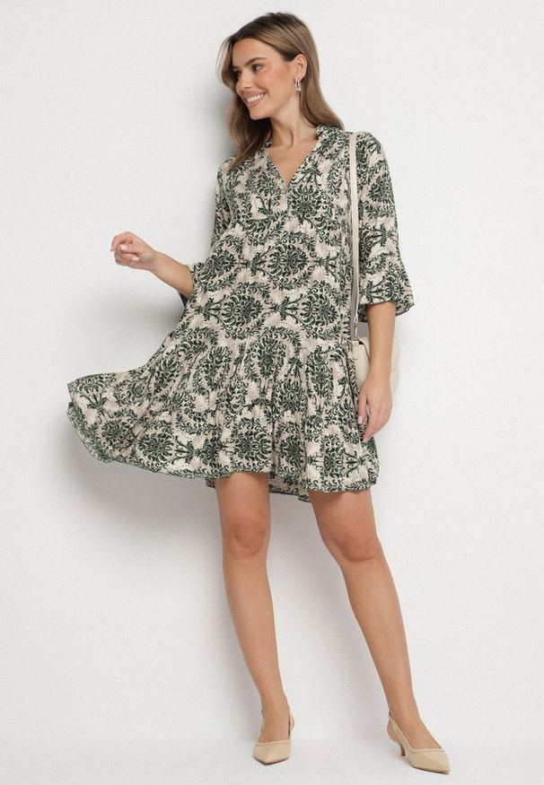 Born2be - Ciemnozielona Rozkloszowana Sukienka z Bawełny z Falbanami w Ornamentalny Wzór Lanoreth. Okazja: na co dzień, na spacer. Typ kołnierza: dekolt w serek. Kolor: zielony. Materiał: bawełna. Typ sukienki: rozkloszowane, proste. Styl: klasyczny, casual