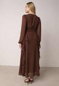 Born2be - Brązowa Romantyczna Sukienka Koktajlowa z Falbanami i Marszczeniem w Pasie Aranilla. Typ kołnierza: kołnierz z falbankami. Kolor: brązowy. Materiał: materiał, tkanina. Wzór: aplikacja, gładki. Typ sukienki: rozkloszowane. Styl: wizytowy #7