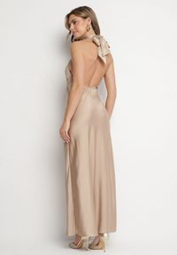 Born2be - Beżowa Satynowa Sukienka Koktajlowa z Dekoltem Halter Annela. Okazja: na co dzień, na imprezę. Typ kołnierza: dekolt halter. Kolor: beżowy. Materiał: satyna. Długość rękawa: bez rękawów. Sezon: lato. Styl: wizytowy #5