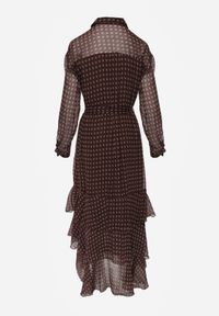 Born2be - Brązowa Koszulowa Sukienka z Dłuższym Tyłem i Falbanami Savandra. Okazja: na co dzień. Kolor: brązowy. Materiał: poliester. Typ sukienki: koszulowe. Styl: casual #6