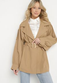 Born2be - Ciemnobeżowy Krótki Płaszcz z Bufiastymi Rękawami i Elastycznym Paskiem z Klamrą Lirenda. Okazja: na co dzień. Kolor: beżowy. Długość: krótkie. Styl: casual, elegancki, klasyczny #1