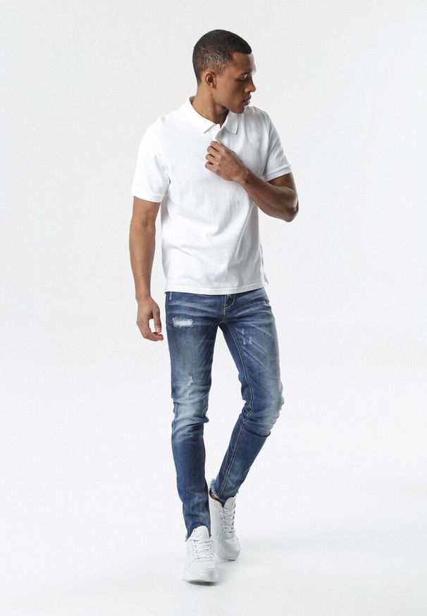 Born2be - Biała Koszulka Ashose. Typ kołnierza: polo. Kolor: biały. Materiał: dzianina. Długość rękawa: krótki rękaw. Długość: krótkie. Wzór: jednolity. Styl: sportowy